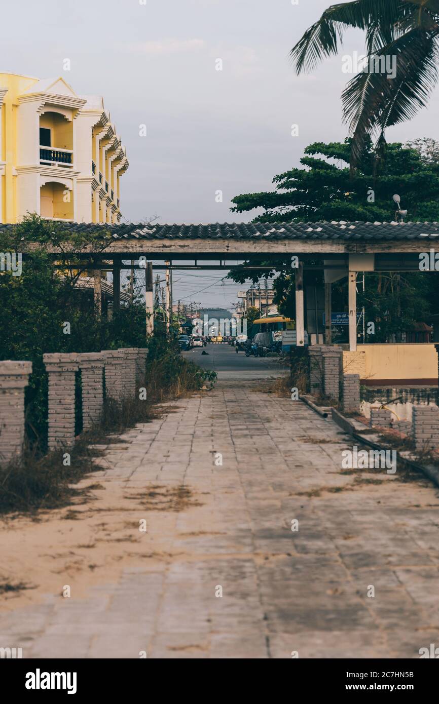 Photo verticale de maisons et de bâtiments sur une rue capturée En Thaïlande Banque D'Images