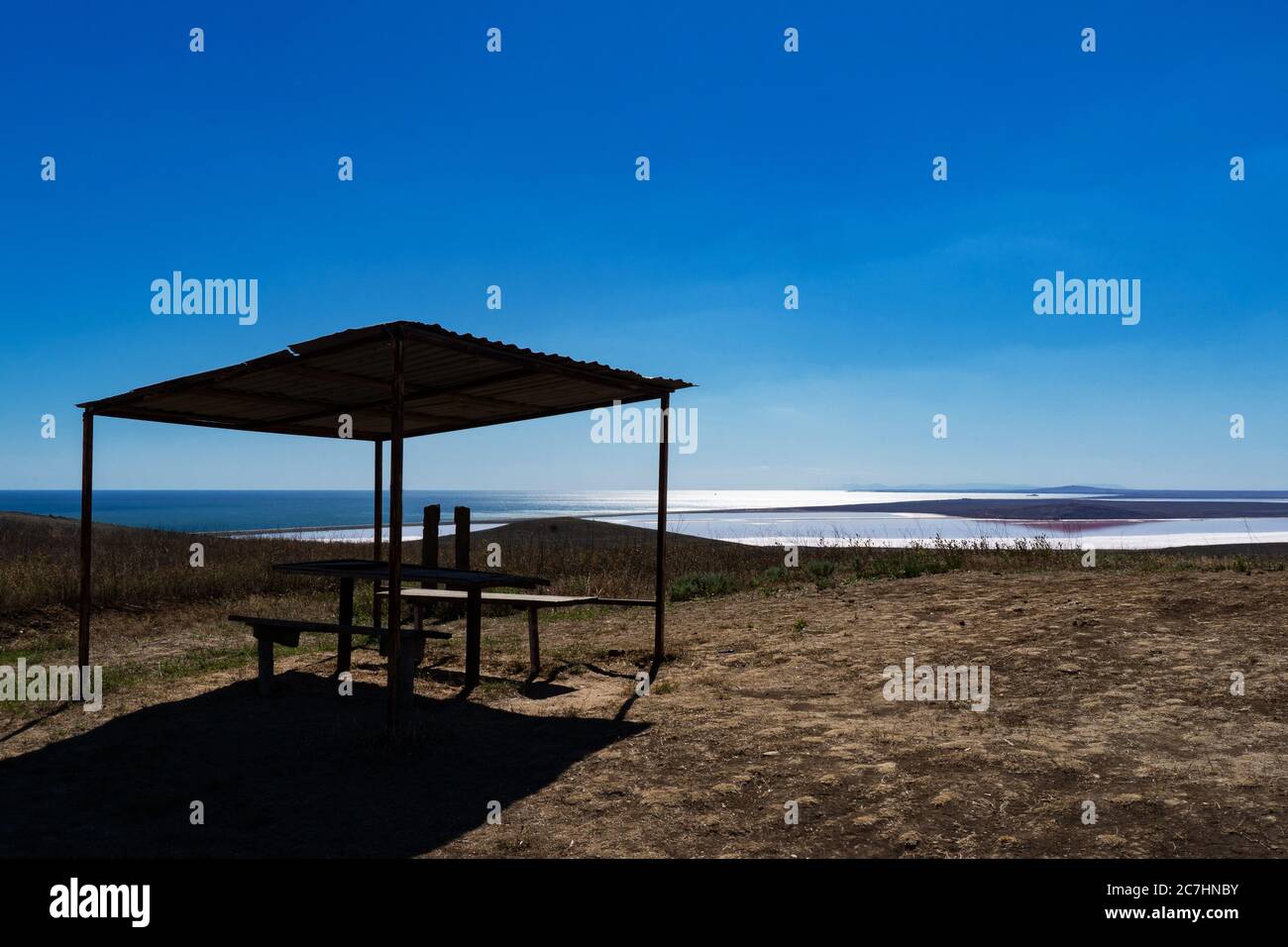belvédère en bois dans un champ sur le fond du lac et mer en Crimée Banque D'Images