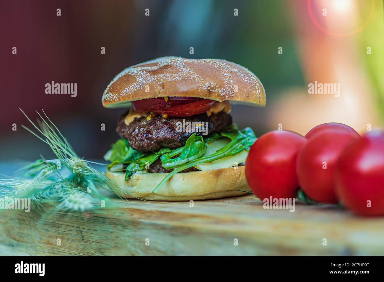 Un soir d'été, dans la campagne suédoise, vous avez terminé un hamburger grillé composé de salade et de tomates Banque D'Images