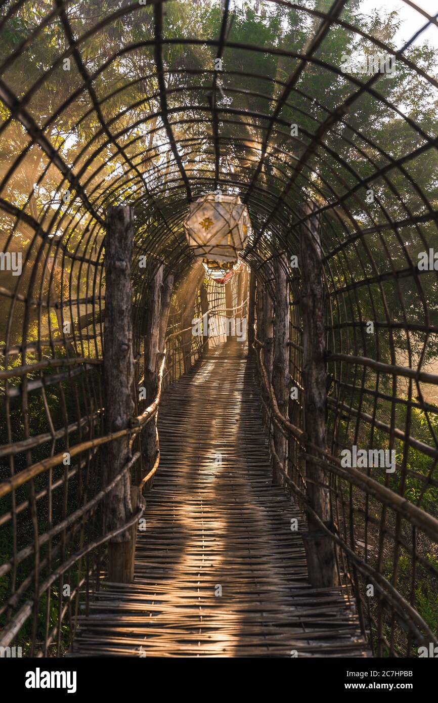 Nord de la Thaïlande, complexe de temples, pont de bambou Banque D'Images