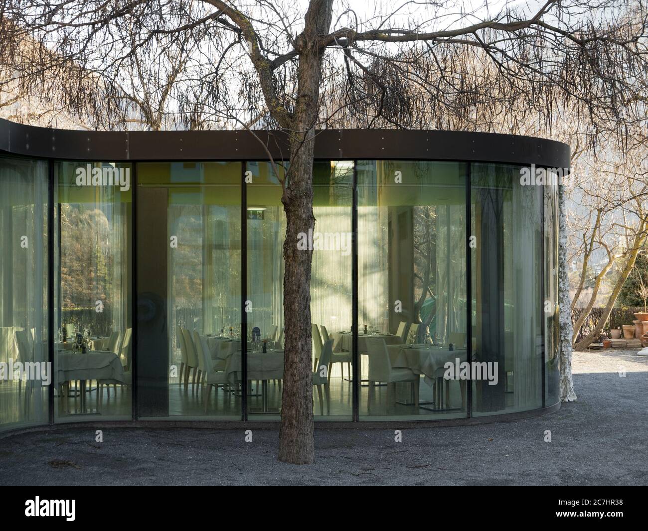 Restaurant moderne et élégant avec murs en verre au milieu un parc Banque D'Images