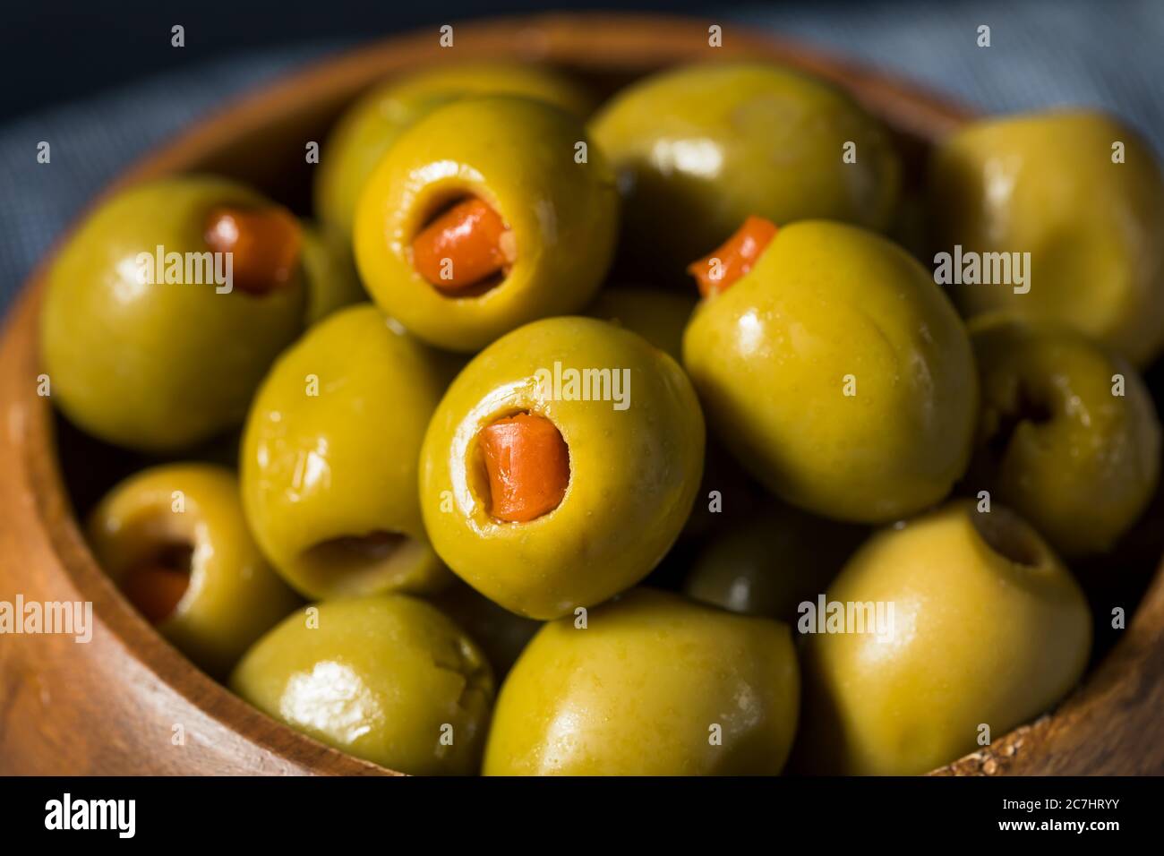 Vert biologique en conserve Pimento olives dans un bol Banque D'Images