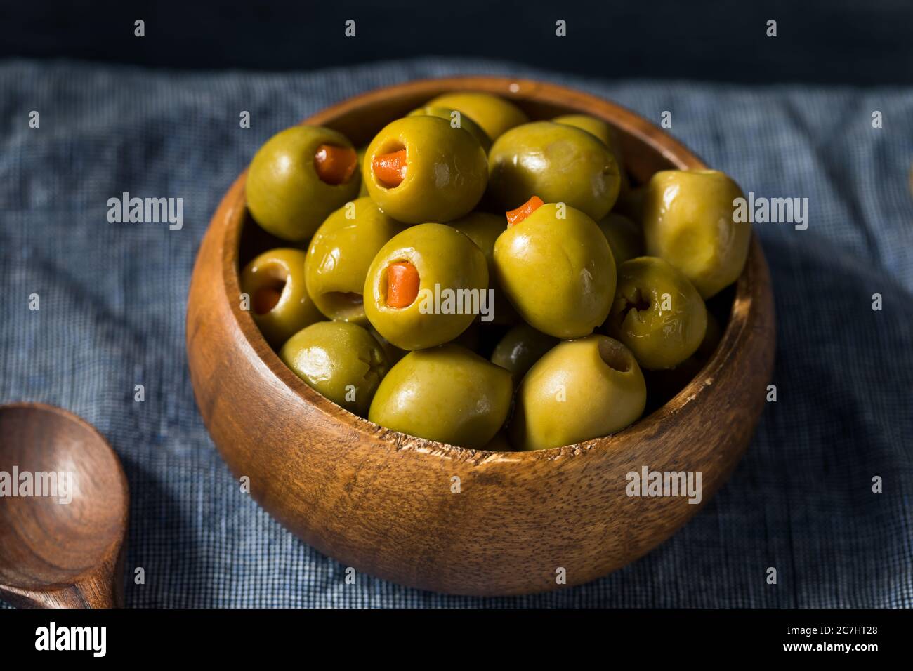 Vert biologique en conserve Pimento olives dans un bol Banque D'Images