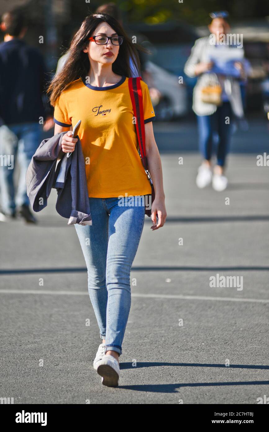 Femme arménienne sur la place de la liberté, Erevan, Arménie Banque D'Images