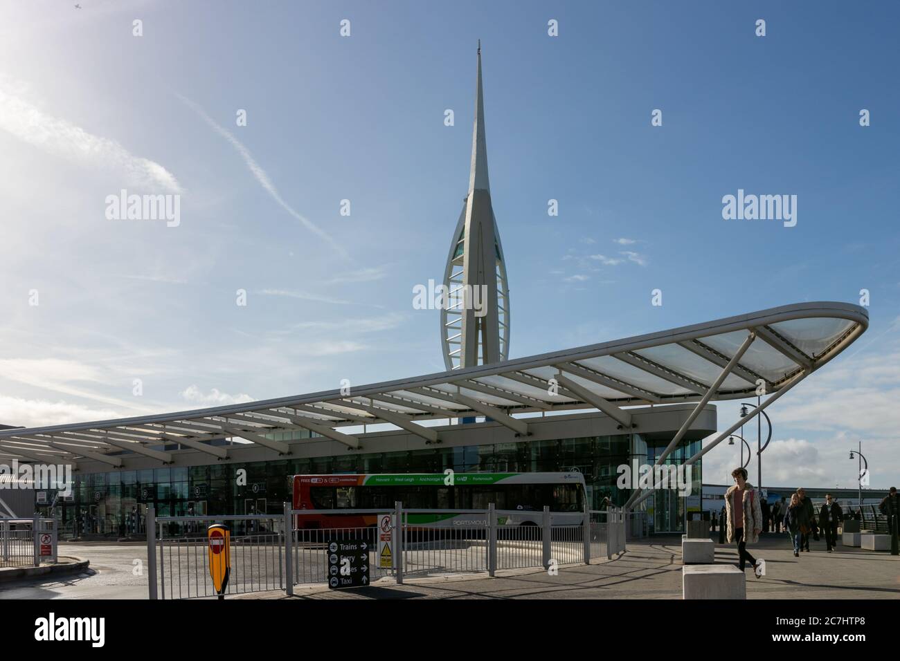 La gare routière de Hard Interchange à Portsmouth avec la tour de spinnaker en arrière-plan Banque D'Images