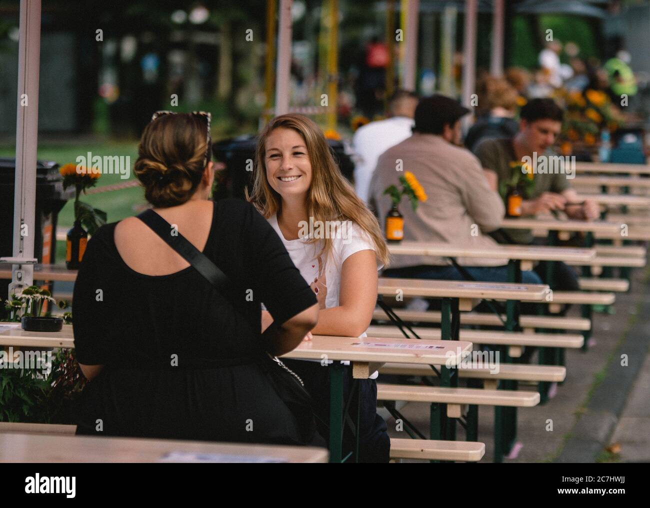 Cologne, Allemagne. 17 juillet 2020. Les gens s'apprécient dans un café en plein air sur la rue Vogelsanger à Cologne, en Allemagne, le 17 juillet 2020. Le café en plein air, approuvé et soutenu par les autorités locales, a ouvert ses portes vendredi avec des mesures de contrôle et de prévention COVID-19. Crédit: Tang Ying/Xinhua/Alay Live News Banque D'Images