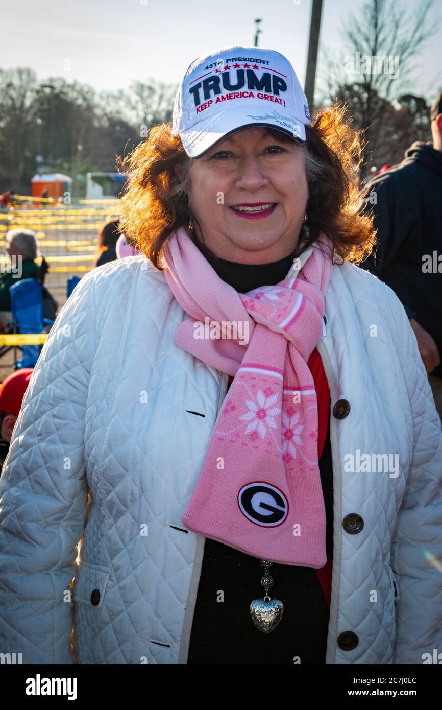 La supporter de Trump, Beth Sexton d'Atlanta, Géorgie, montre sa reconnaissance pour son président et son État natal par son choix de vêtements Banque D'Images