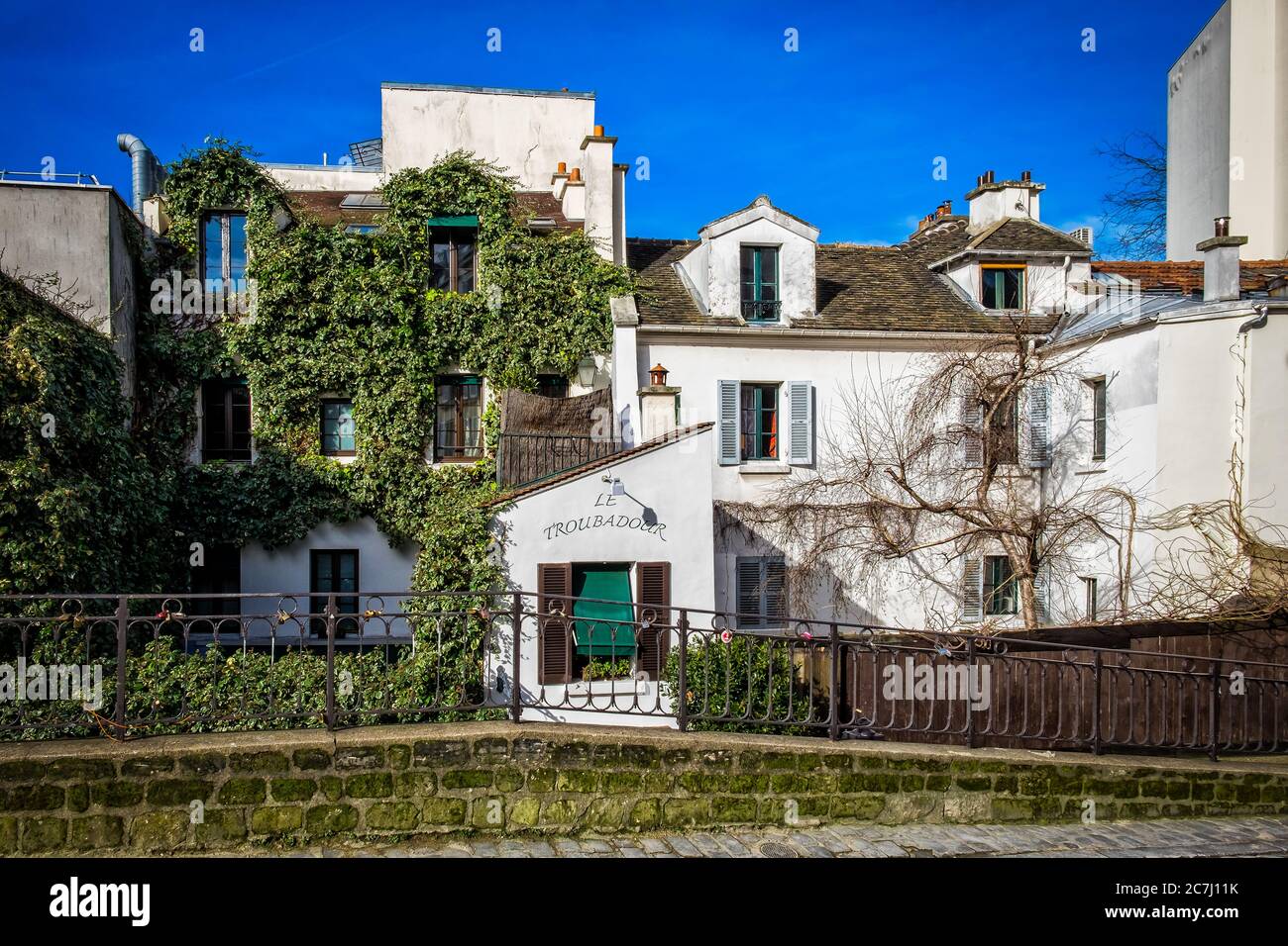 Paris, France, février 2020, vue sur la partie supérieure du bâtiment du restaurant "le Troubadour" au coeur du quartier de Montmartre Banque D'Images