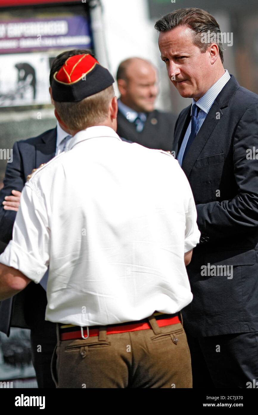 David Cameron , Premier ministre, s'entretient avec l'armée britannique lors d'une visite au Royal Welsh Show à Llanelwedd, au centre du pays de Galles, où il est présenté Banque D'Images