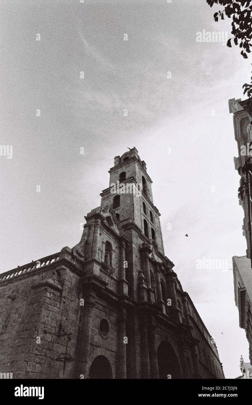 Cliché vertical en niveaux de gris d'un ancien bâtiment sous un nuage clé Banque D'Images