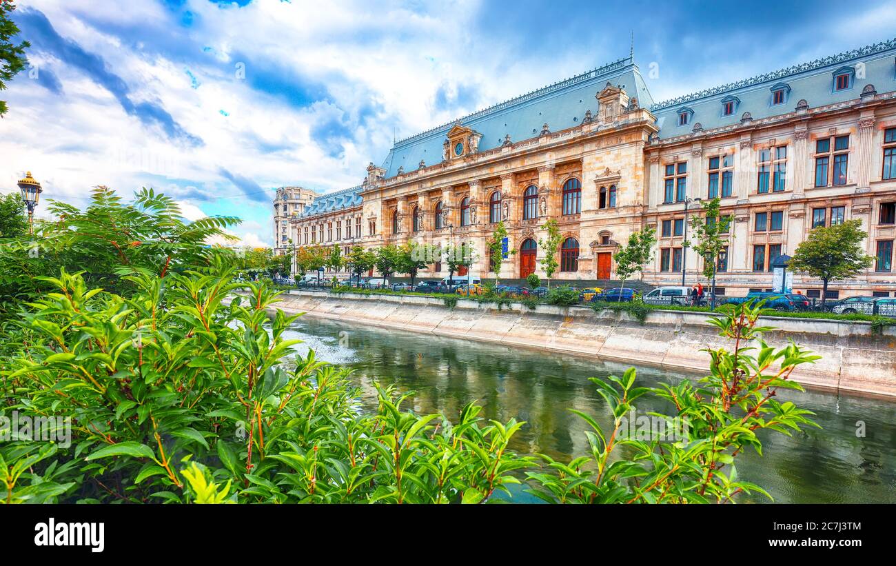 Vue sur un bâtiment ancien dans la vieille ville de Bucarest - capitale de la Roumanie et rivière Dambrovita. Bucarest, Roumanie, Europe. Banque D'Images