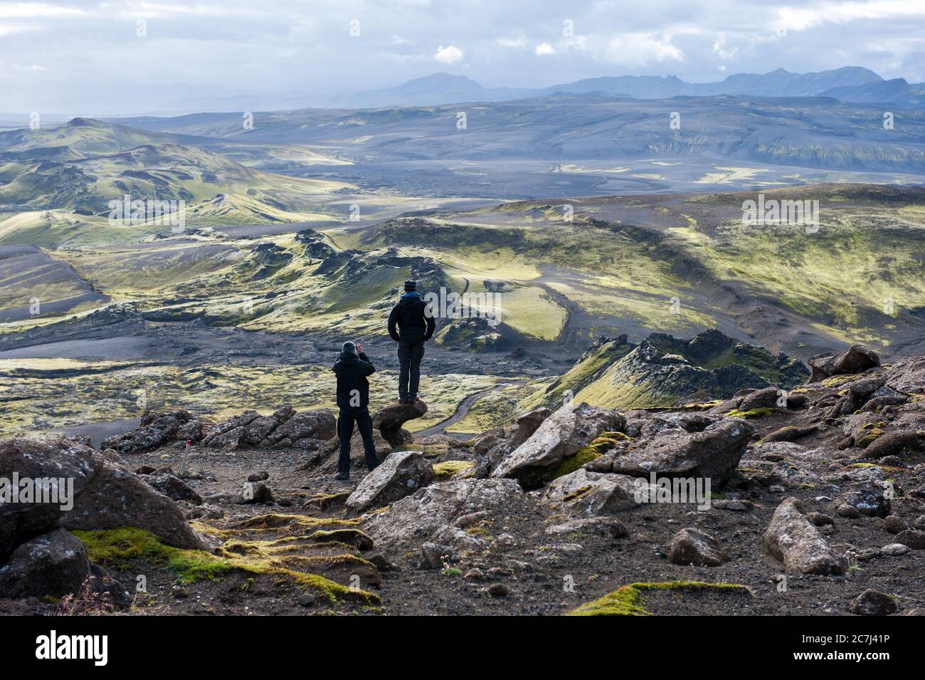 Deux randonneurs regardant le paysage volcanique à Lakagigar, cratères de Laki, Islande Banque D'Images