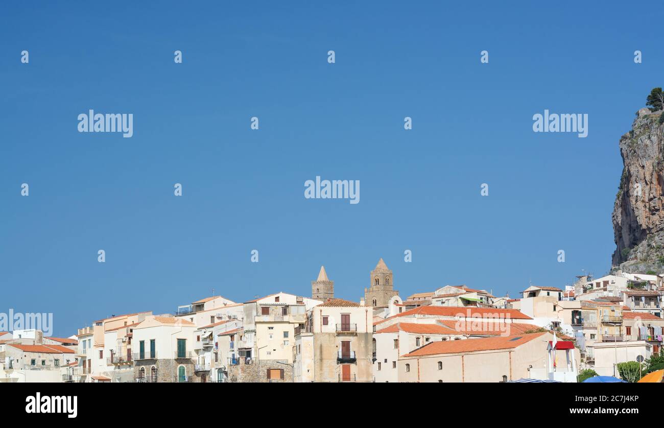 Vue sur les sommets des maisons Cefalu sous un ciel bleu Banque D'Images