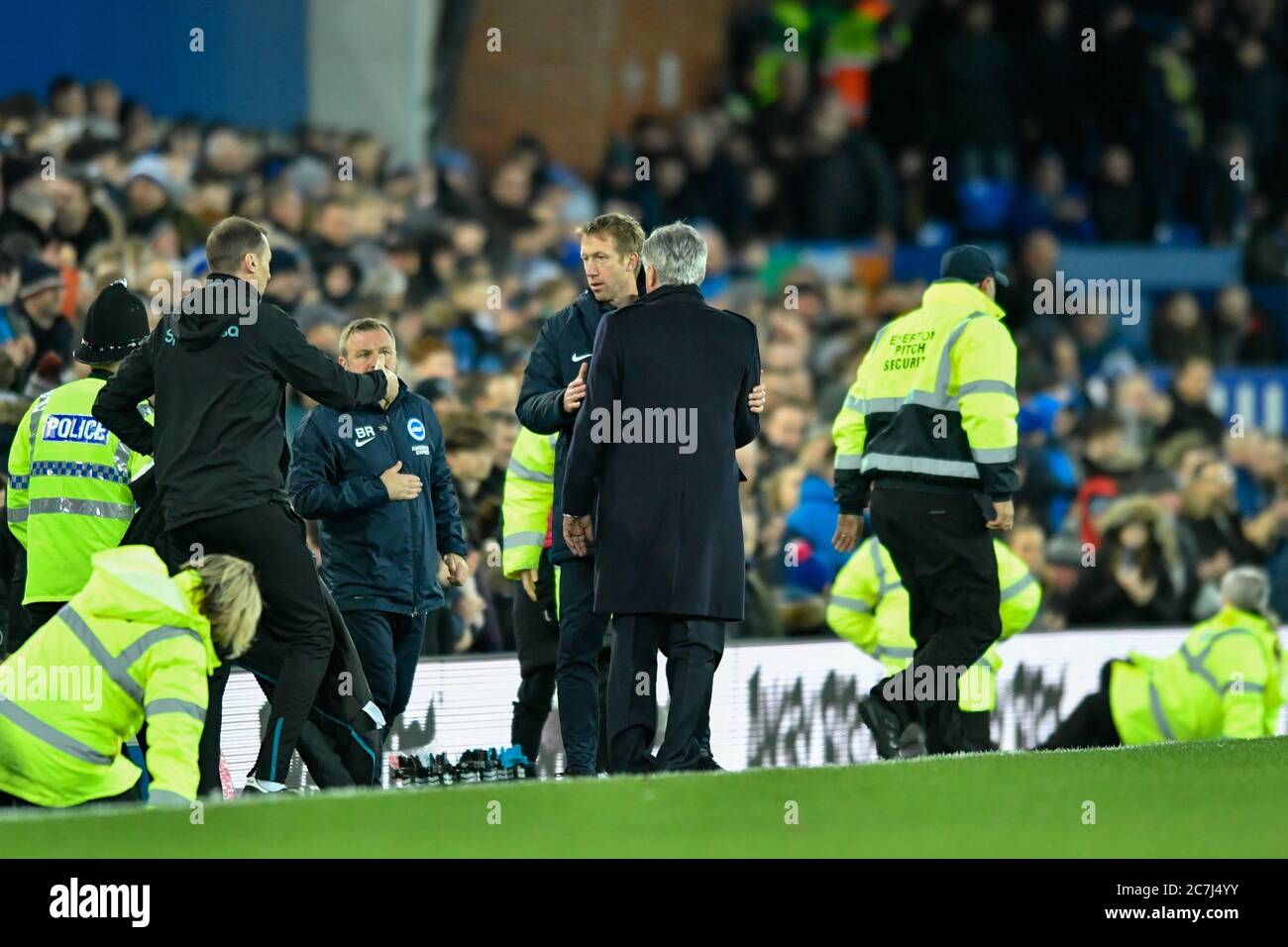 11 janvier 2020, Goodison Park, Liverpool, Angleterre, Premier League, Everton v Brighton et Hove Albion : Carlo Ancelotti, gestionnaire d'Everton et de Brighton et Hove Albion, entraîneur-chef Graham Potter, serrer la main à la fin du jeu Crédit : Simon Whitehead/News Images Banque D'Images