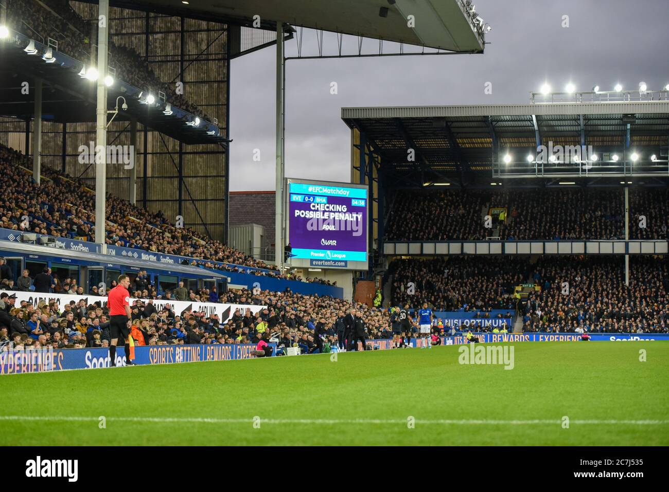 11 janvier 2020, Goodison Park, Liverpool, Angleterre, Premier League, Everton v Brighton et Hove Albion : VAR recherche une possible peine d'Everton Crédit : Simon Whitehead/News Images Banque D'Images