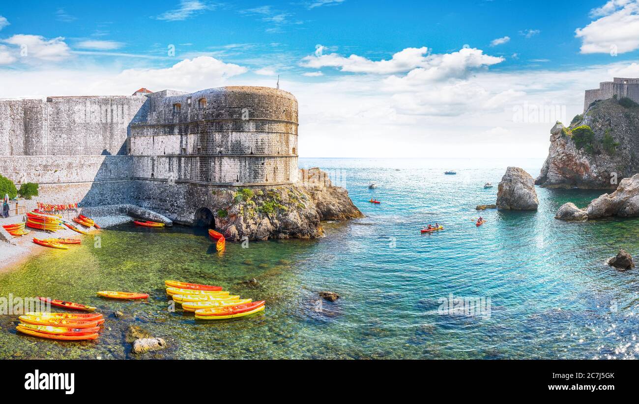 Vue sur la célèbre destination de voyage ville de Dubrovnik - fort Bokar et fort Lovrijenac pendant une journée ensoleillée avec des kayaks en mer. Emplacement: Dubrovnik, Dalmatie Banque D'Images