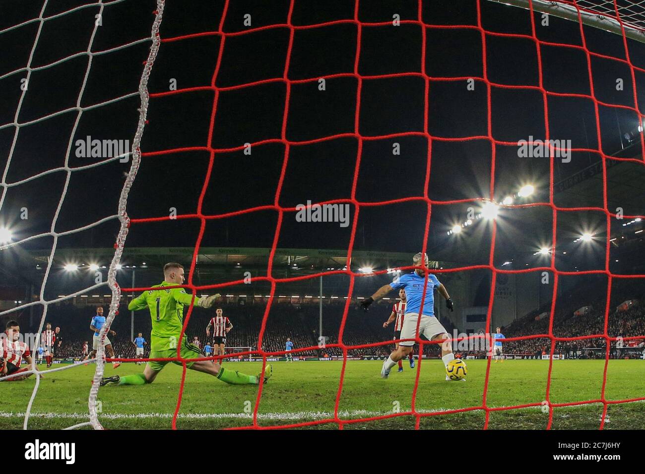 21 Janvier 2020, Bramall Lane, Sheffield, Angleterre; Premier League, Sheffield United / Manchester City : Sergio Aguero (10) de Manchester City scores pour le faire 0 à 1 Banque D'Images