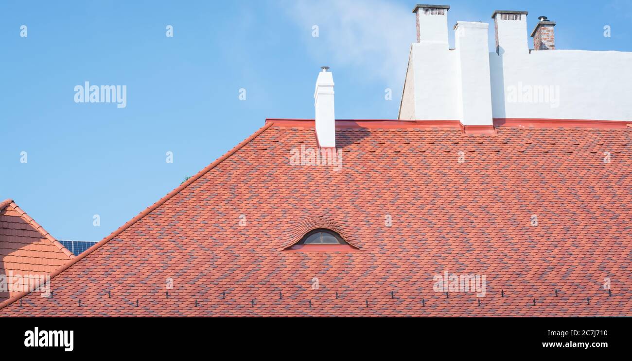 Toit en tuiles rouges contre le ciel bleu Banque D'Images