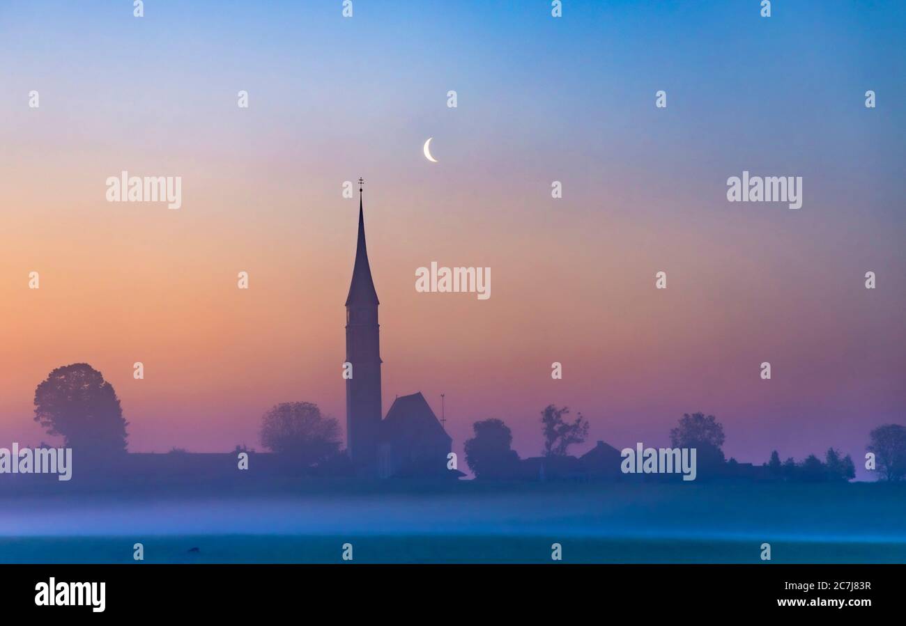 eglise Mariae Himmelfahrt Kirchreit, église gothique tardive à l'aube dans la brume avec la lune, Allemagne, Bavière, Soyen Banque D'Images