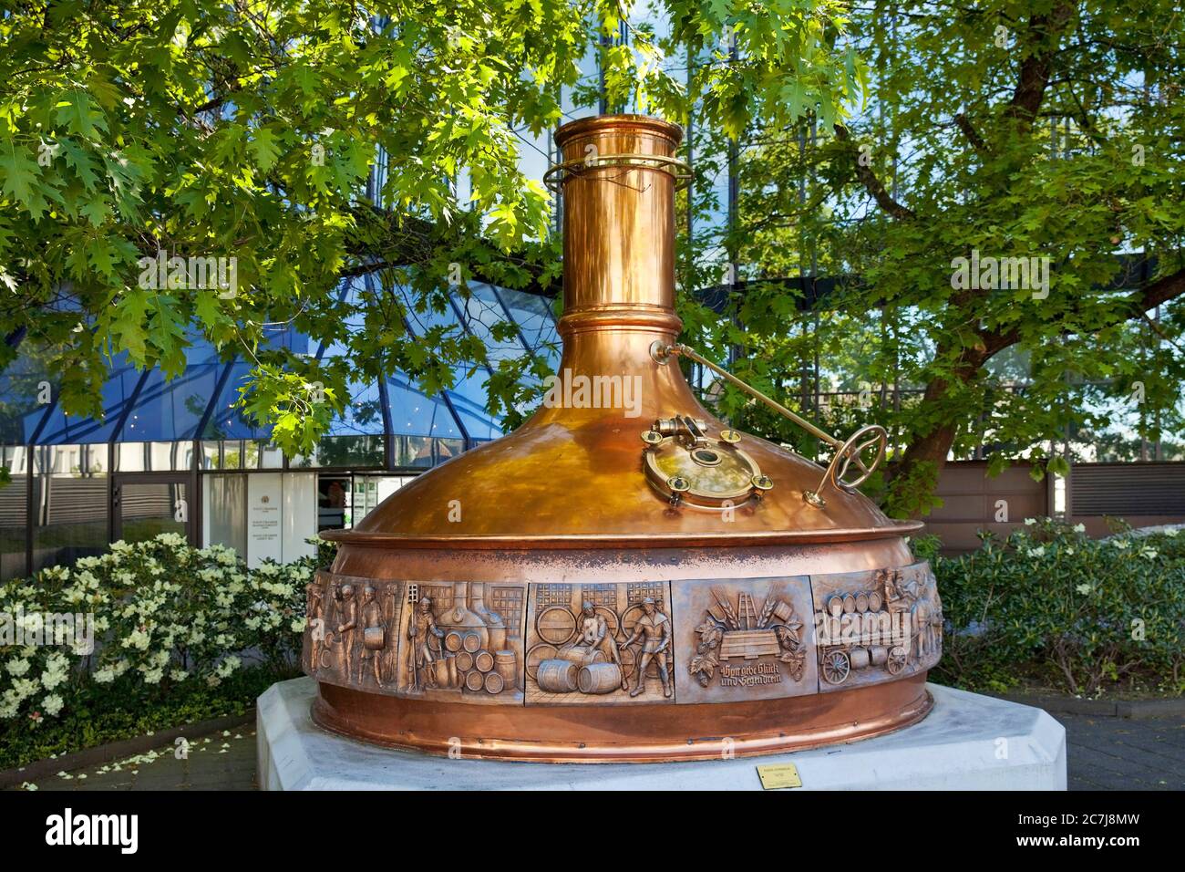 Brassage de cuivre devant l'administration de la brasserie Warstein, Allemagne, Rhénanie-du-Nord-Westphalie, pays aigre, Warstein Banque D'Images