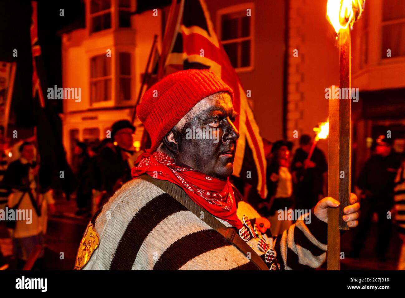 Les gens de la région prennent part à UNE procession à la lumière du feu pendant les célébrations de Bonfire Night (Guy Fawkes Night), à Lewes, dans l'est du Sussex, au Royaume-Uni Banque D'Images