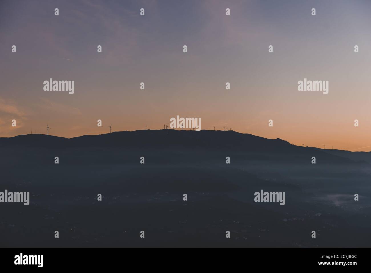 Silhouette de montagne avec moulins à vent sur le dessus Banque D'Images