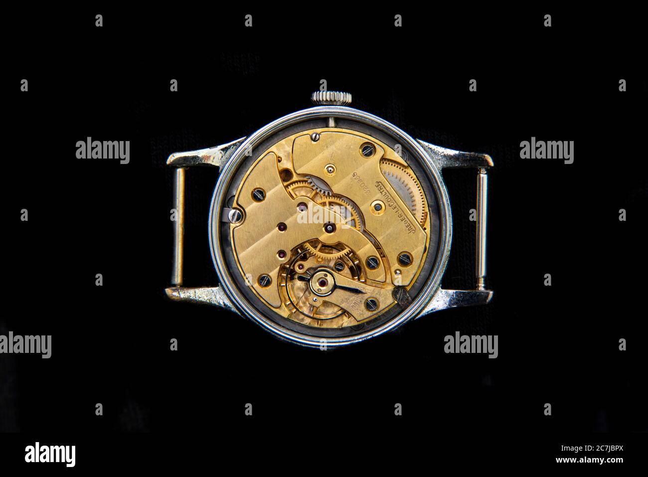 Vintage Jaeger LeCoultre mouvement mécanique de montre-bracelet sur fond noir Banque D'Images