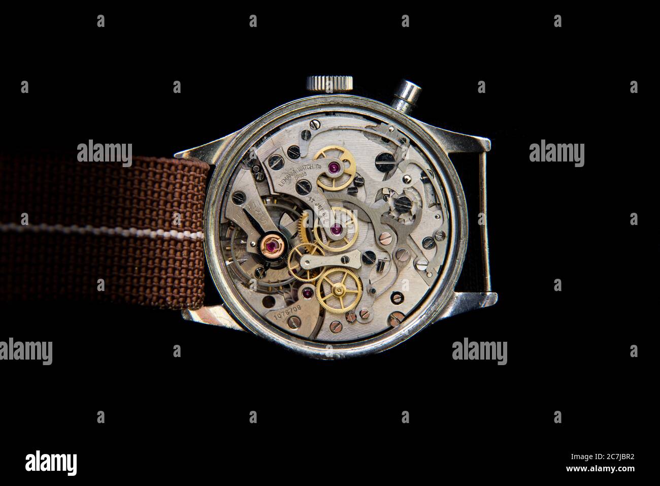 Vintage Lemania mécanique chronographe mouvement montre-bracelet sur fond noir Banque D'Images