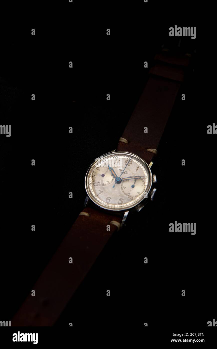 Montre chronographe vintage Heuer sur fond noir Banque D'Images