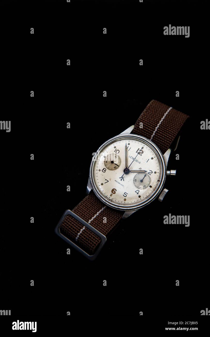 Vintage Lemania militaire chronographe montre collectionneurs émis à l'Armée de l'Air sud-africaine sur fond noir Banque D'Images