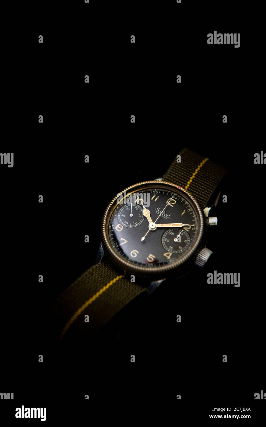 Vintage Hanhart WW2 Luftwaffe a publié une montre militaire chronographe sur fond noir Banque D'Images