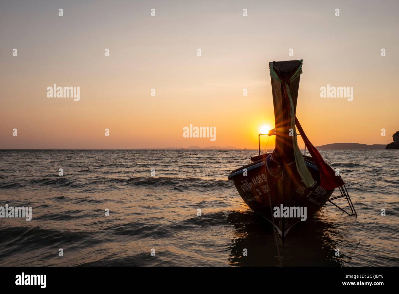 Bateaux à longue queue au coucher du soleil à la plage de Railay près de Krabi, en Thaïlande Banque D'Images