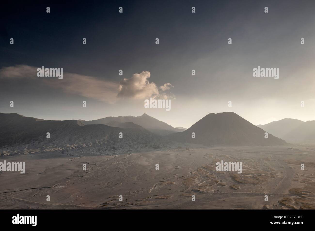 Mont Bromo et la mer de sable dans le massif du Tengger avec le Mont Semeru à Java-est, Indonésie Banque D'Images