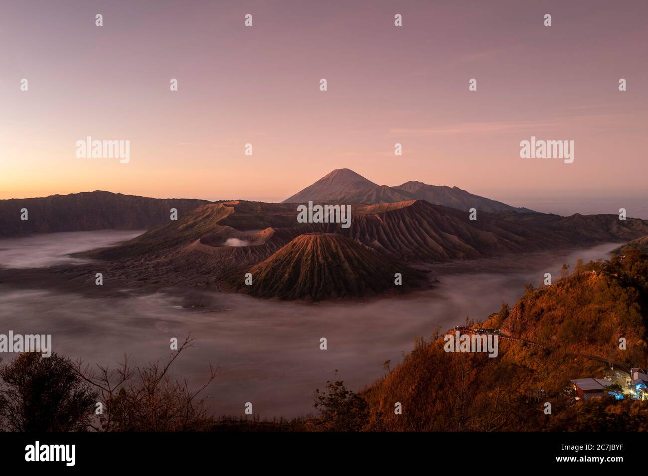 Mont Bromo et la mer de sable dans le massif du Tengger avec le Mont Semeru à Java-est, Indonésie Banque D'Images