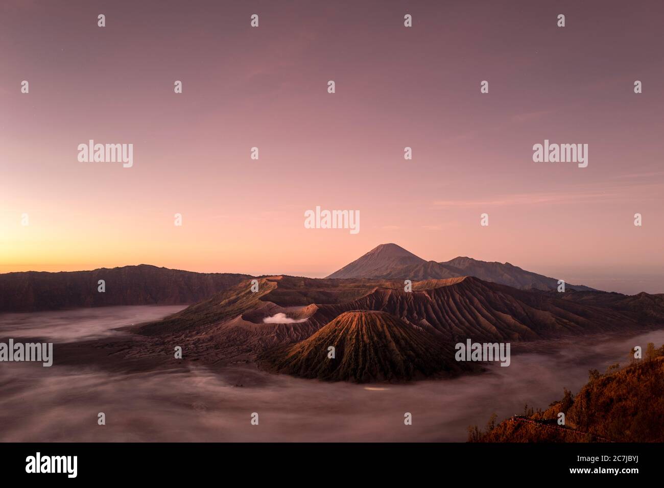Mont Bromo et la mer de sable dans le massif du Tengger avec le Mont Semeru à Java-est, Indonésie Banque D'Images