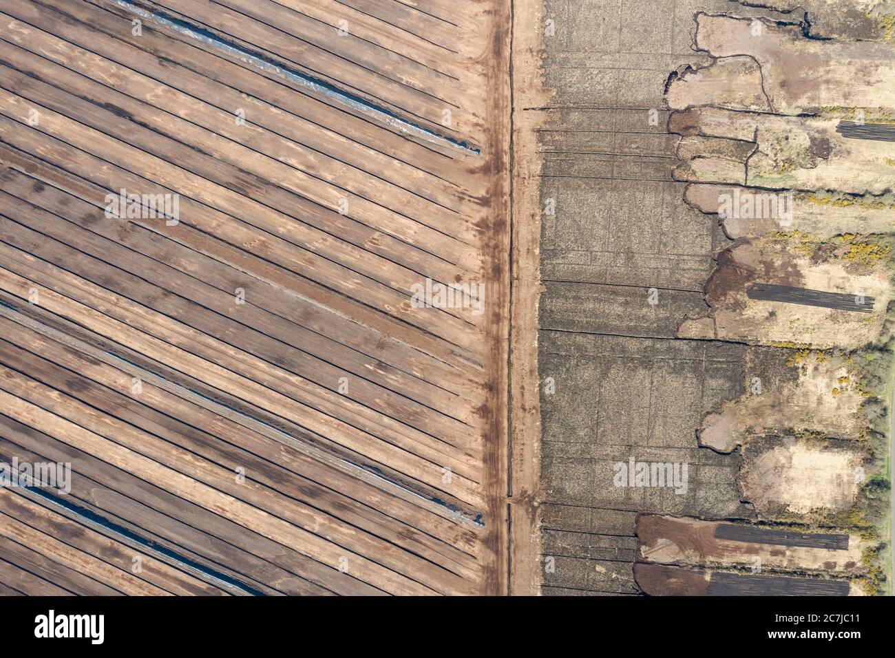 Photographie aérienne des tourbières de Bord Na Mona pour gazon dans le comté de Kildare, en Irlande Banque D'Images