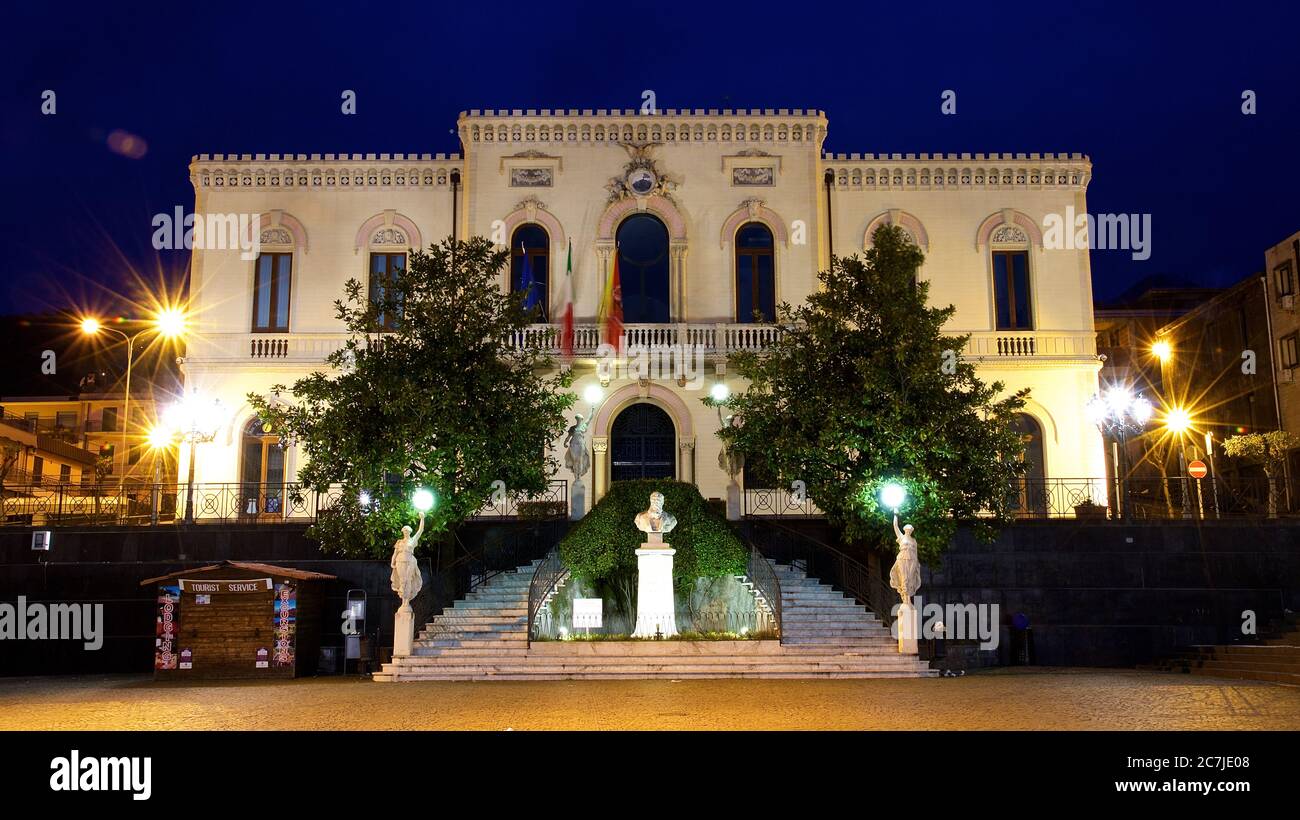 Etna, Zafferana Etnea, bâtiment historique, artificiellement éclairé, aube, ciel bleu nuit, Comune di Zafferana Etnea, façade, escalier avec statues en face Banque D'Images