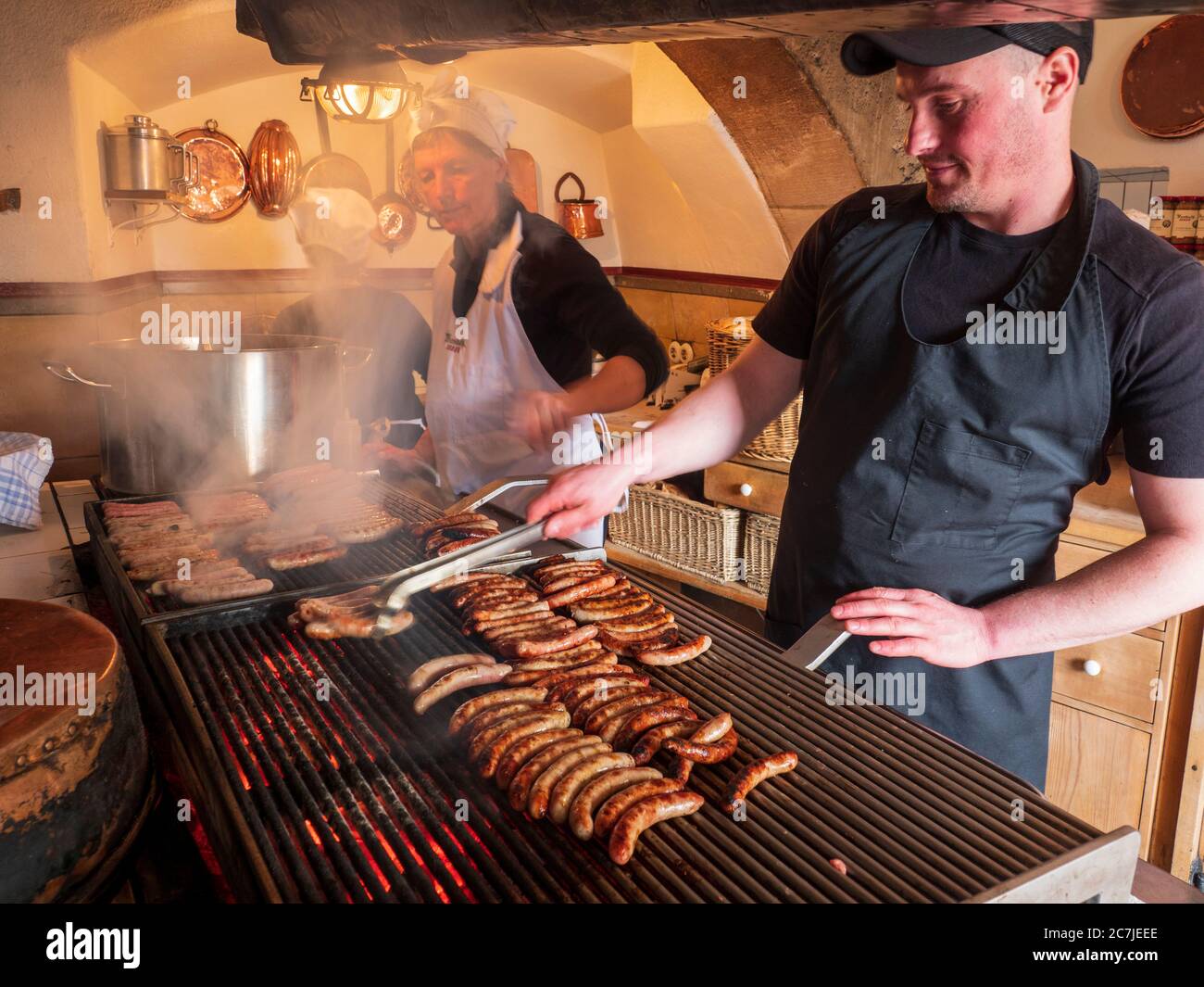 Regensburg, cuisine à saucisses, saucisses sur grill au charbon de bois, Bavière, Allemagne Banque D'Images