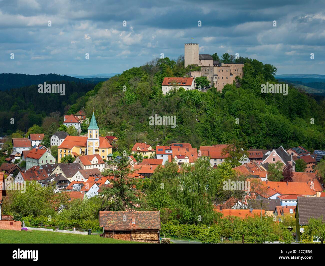 Falkenstein avec château, Bavarois forêt, Bavière, Allemagne Banque D'Images