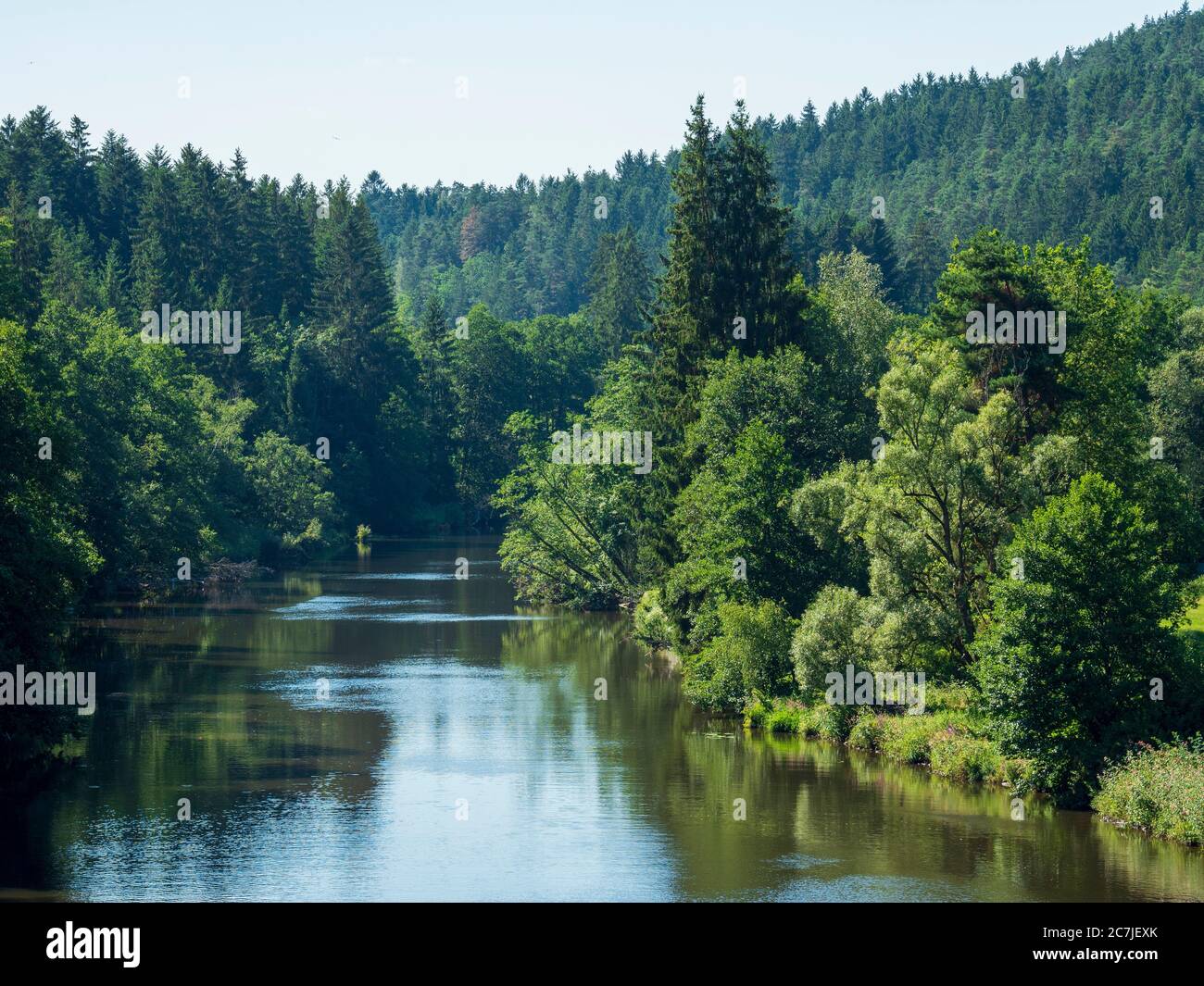 Pluie noire sous le réservoir de Höllensteinsee, Bavarian Forest, Bavière, Allemagne Banque D'Images