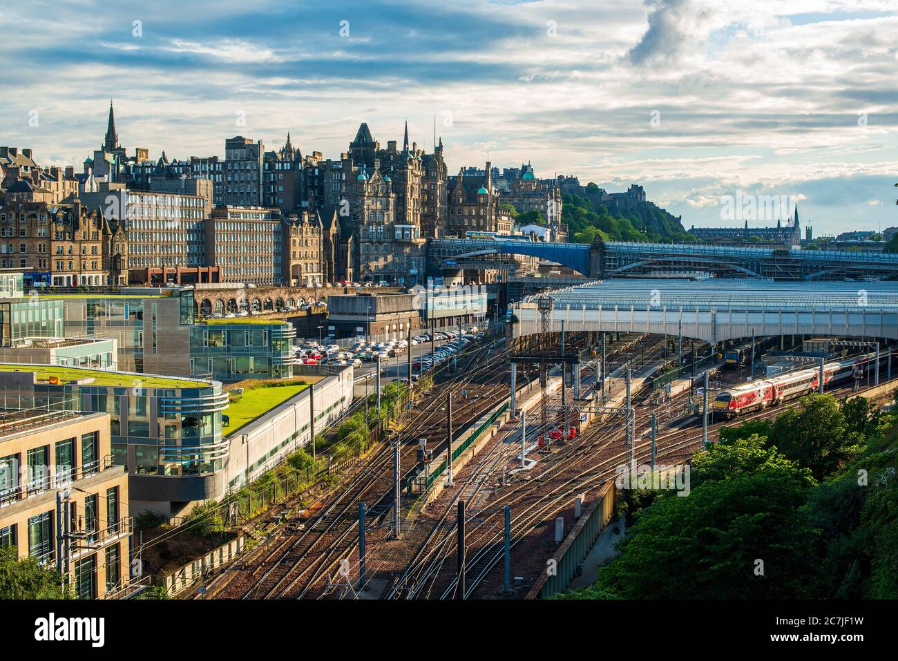 Vue sur la gare de Waverley en direction du château d'Édimbourg Banque D'Images