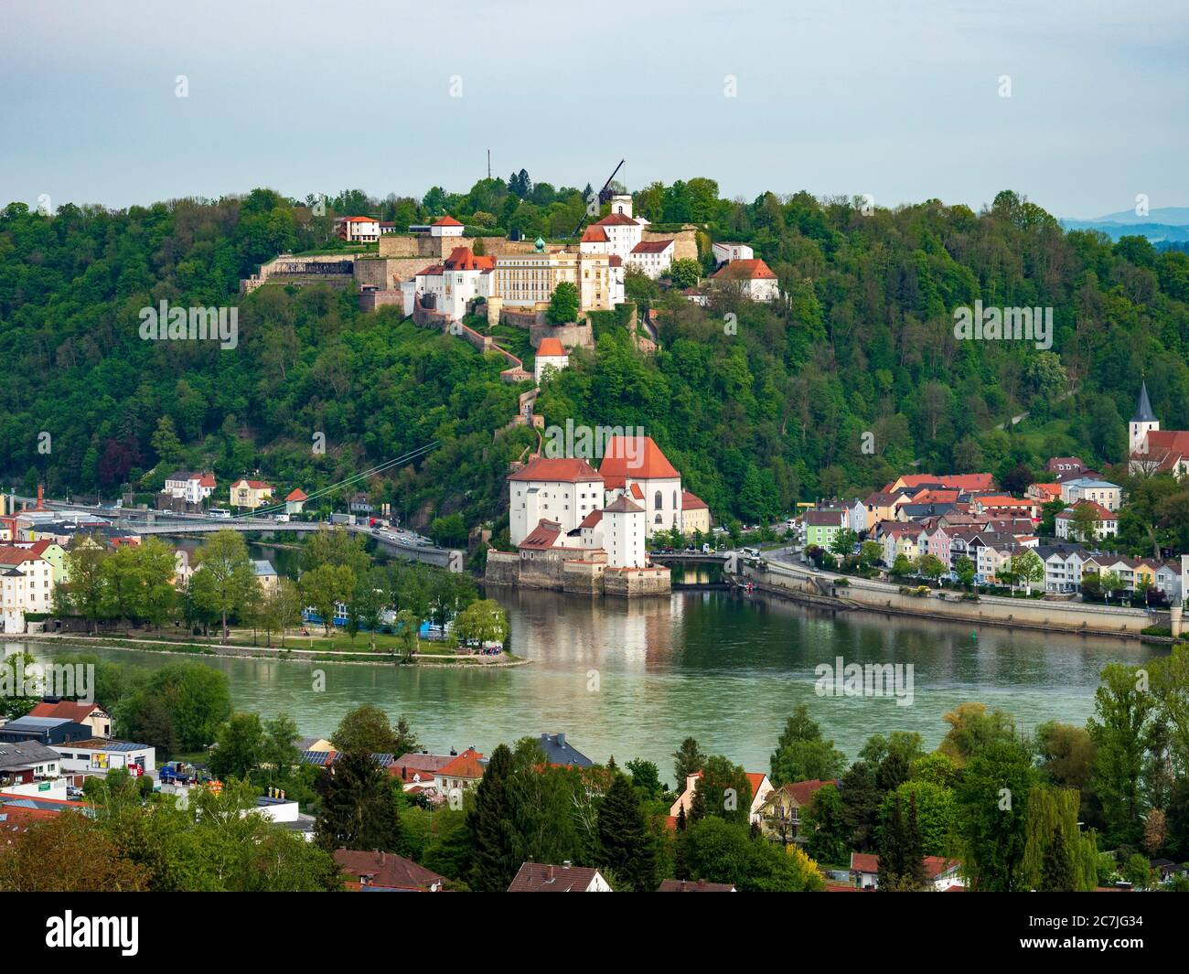 Vue sur Dreiflüsseeck avec la forteresse Oberhaus et le château Unterhaus, Passau, Bavière, Allemagne Banque D'Images