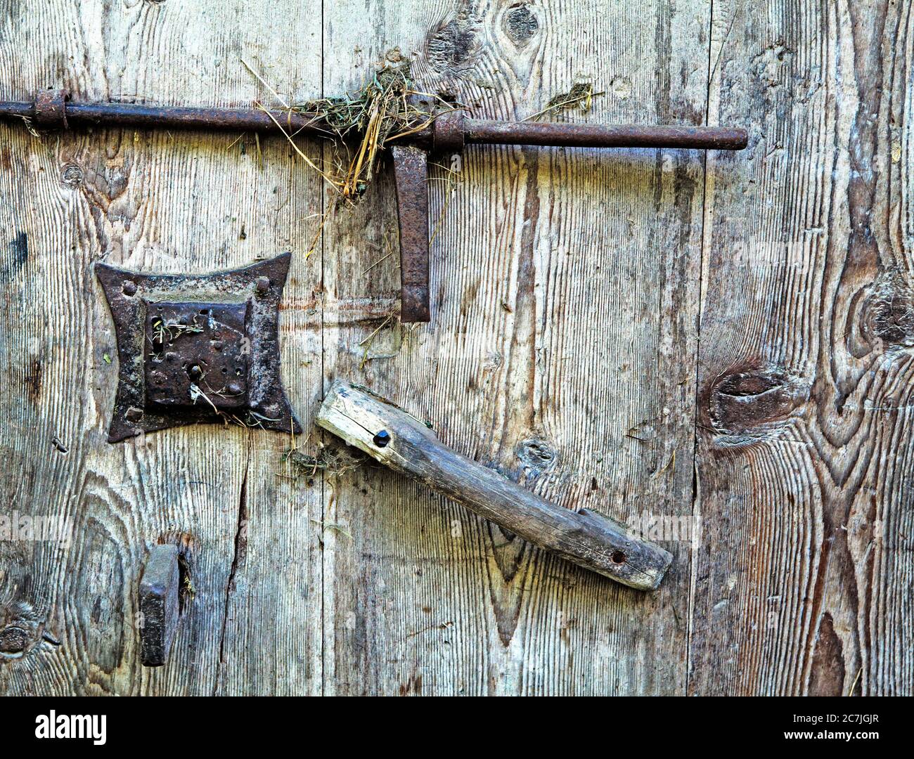 Détail sur une ancienne porte de grange avec poignée, boulon en fer et  ferrure de serrure de porte dans le Tyrol du Sud Photo Stock - Alamy