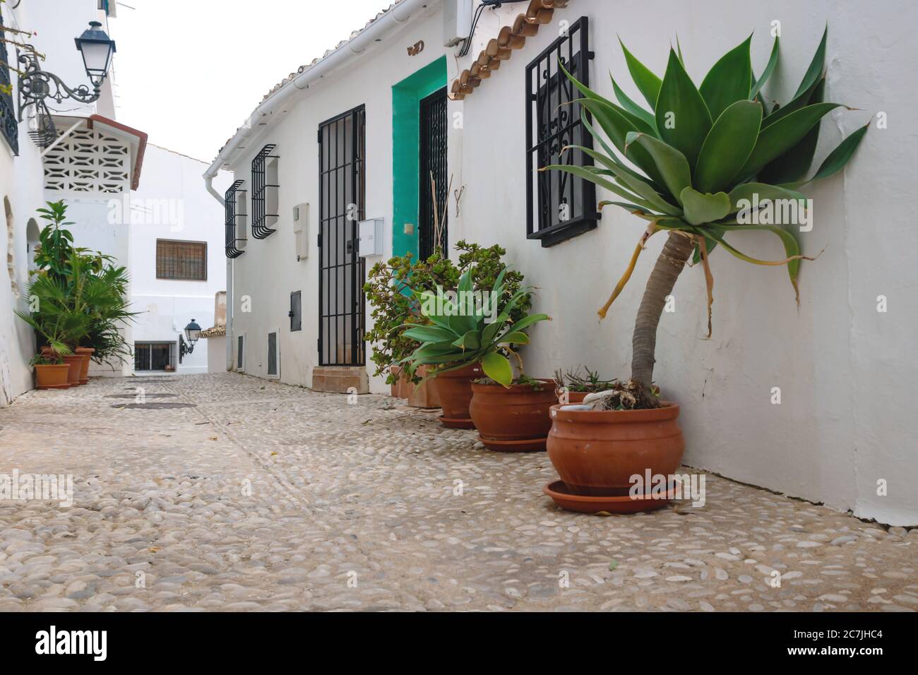 Allée avec pots de fleurs le long des maisons blanches dans la vieille ville d'Altea, Costa Blanca, Espagne Banque D'Images