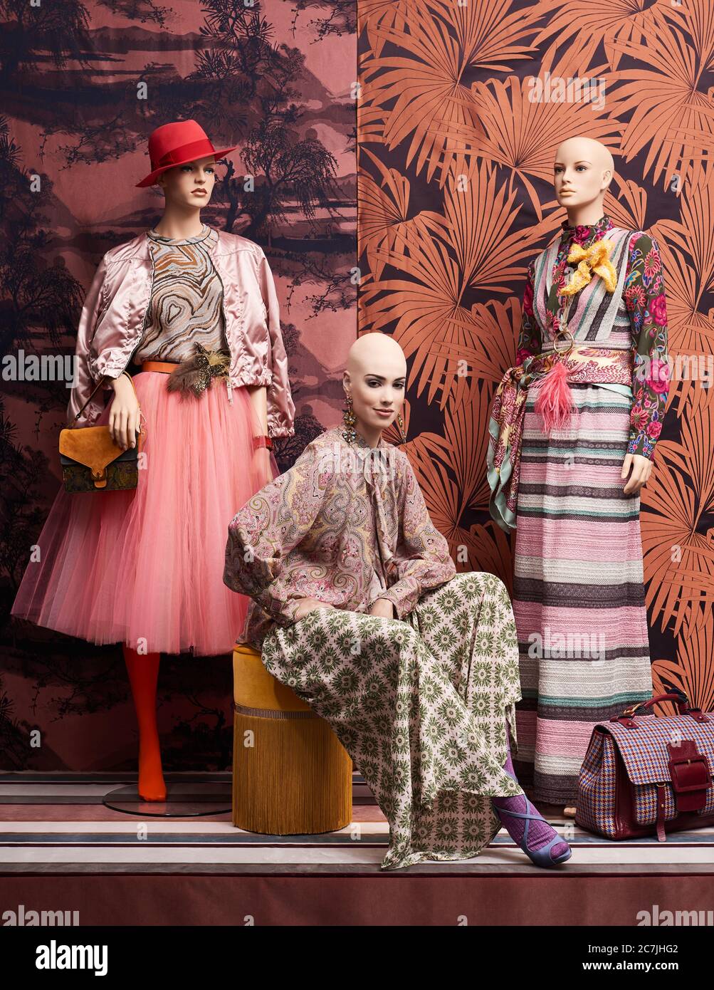 Mannequin femme / mannequin et chauve, décoration avec tissus Banque D'Images