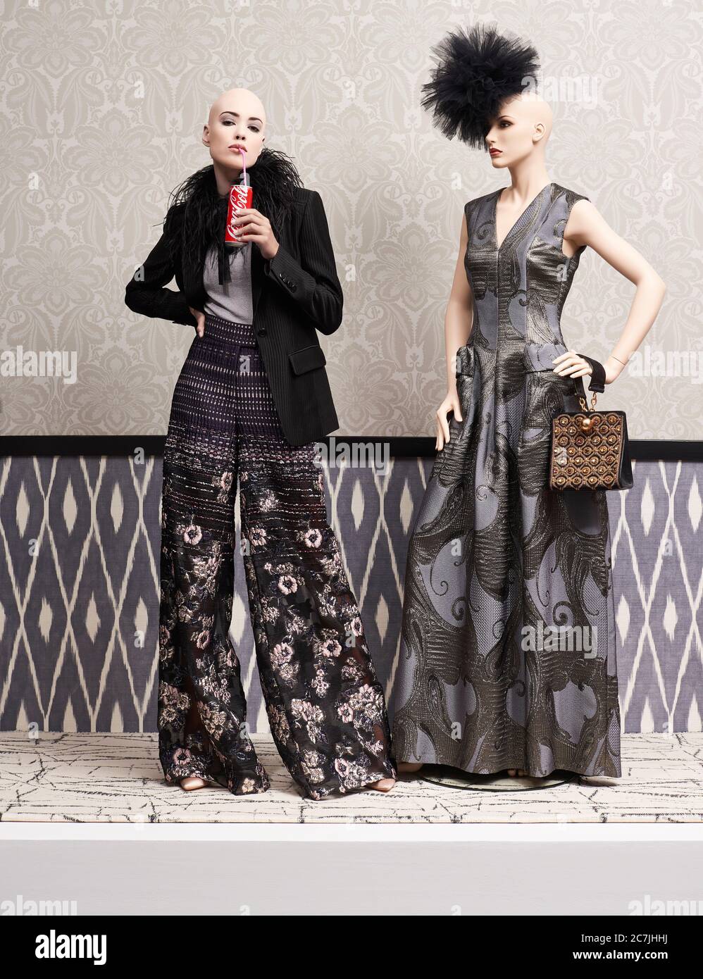 Mannequin femme / mannequin et chauve, décoration avec tissus Banque D'Images