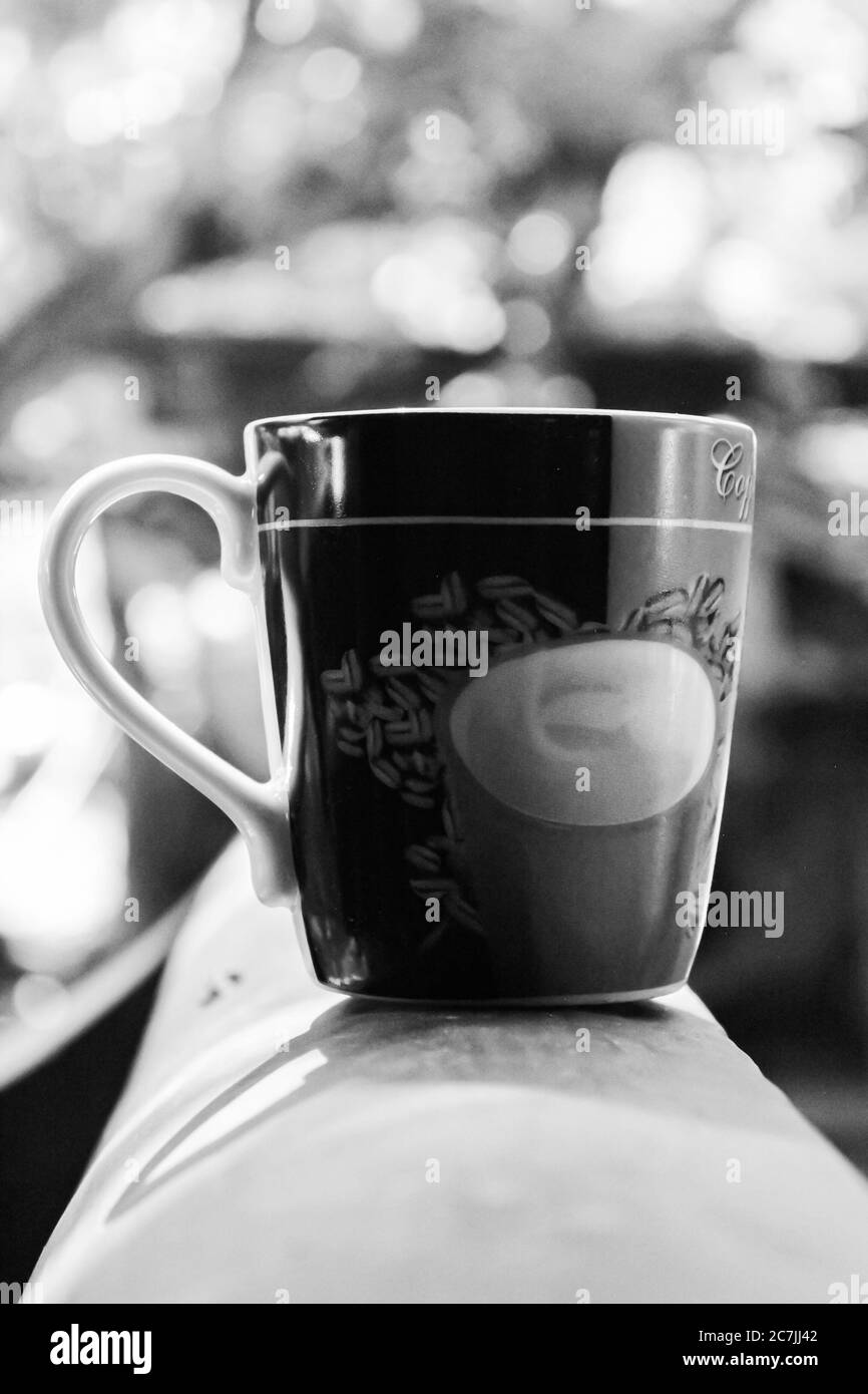 Une tasse à café avec fond noir et blanc Banque D'Images