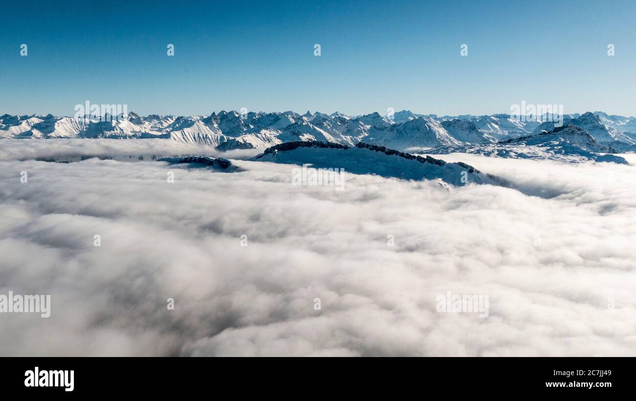 Les murs de champ de Dieu en hiver dans les nuages Banque D'Images