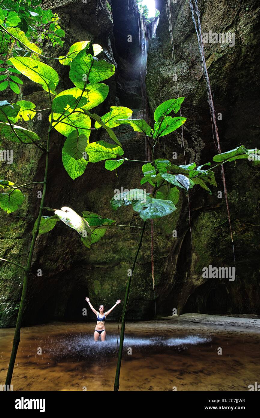 Femme se baignant dans la cascade de la grotte de Judeia en Amazonie brésilienne Banque D'Images
