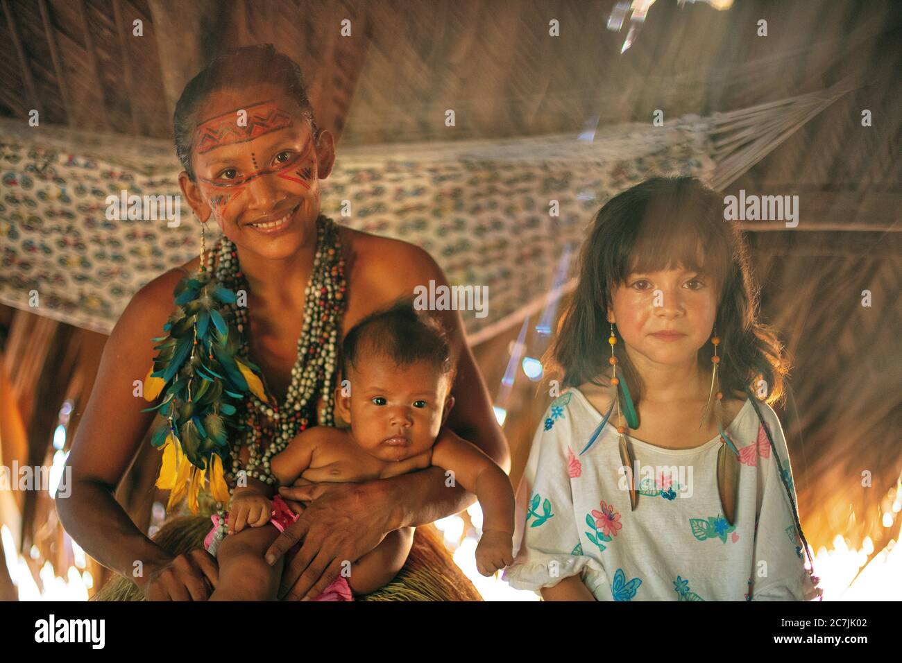Les membres de la tribu Tuyuka dansent dans leur village dans la jungle amazonienne brésilienne, Manaus, Brésil Banque D'Images